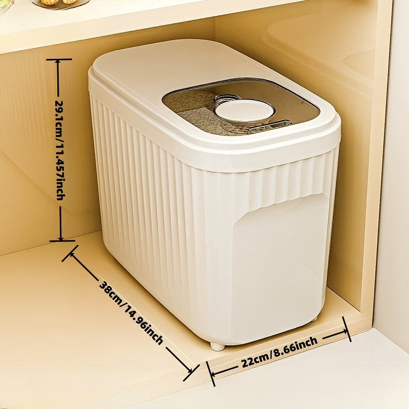 Square food storage container with magnetic lid